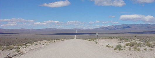 Дорога, ведущая на секретный объект 'Area 51' на дне высохшего озера Грум Лейк, всегда пустынна. Экскурсии и туры в Лас-Вегасе, штат Невада, от туроператора по США. Las Vegas, Navada, USA:  Special offer from touroperator 'Cosmopolitan Travel'.